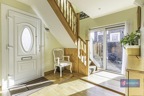 3 bedroom bungalow for sale - Ramscroft Close, London, N9