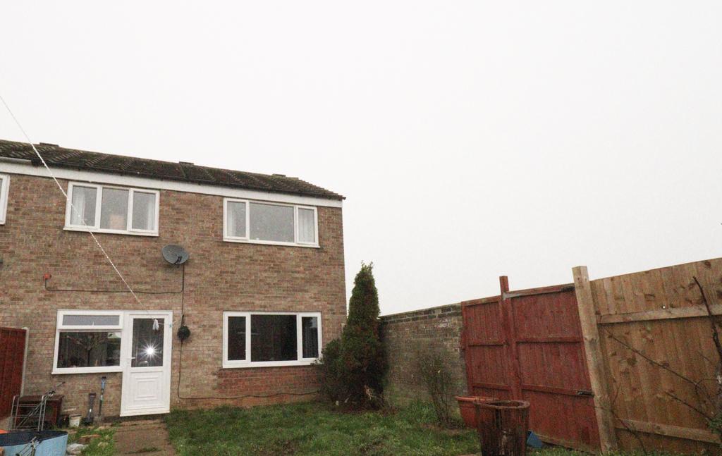 Spacious 3 bed end terrace with open aspect views
