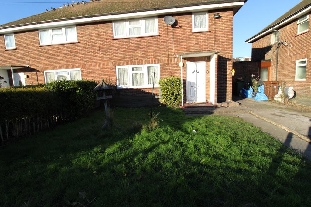 Danes Way, Pilgrims Hatch CM15 3 bed semidetached house to rent £1,400 pcm (£323 pw)