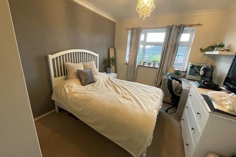 2 bedroom maisonette for sale - Ravensbourne Gardens, Clayhall, Ilford, Essex