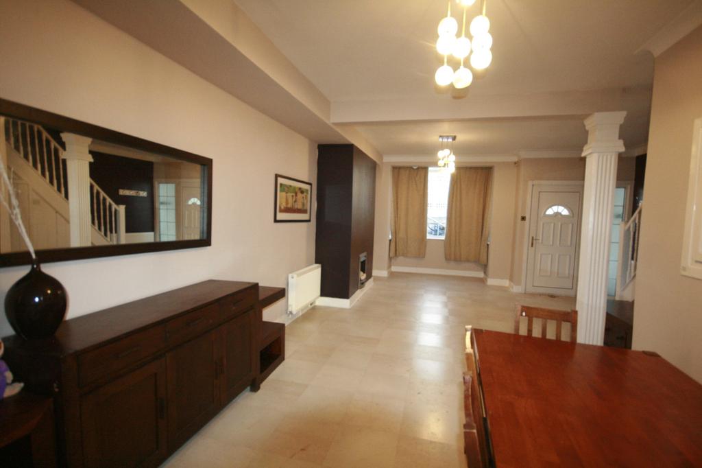 Hazelbrouck Gardens, Ilford, IG6 4 bed terraced house £2,200 pcm (£