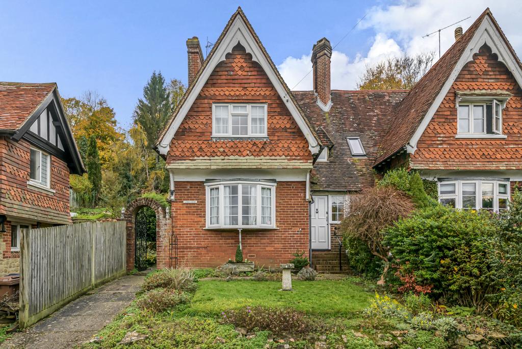 Petworth Road, Witley, Godalming, GU8 2 bed semidetached house for