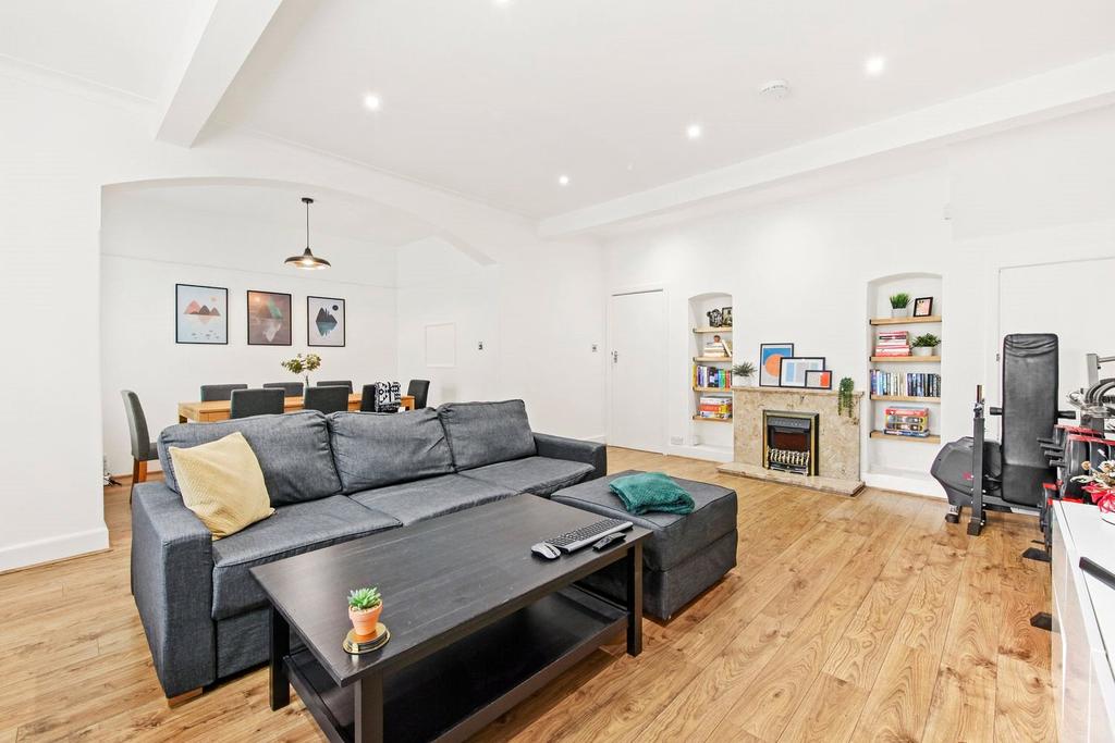 Raydean Road, High EN5 2 bed semidetached house £3,000 pcm