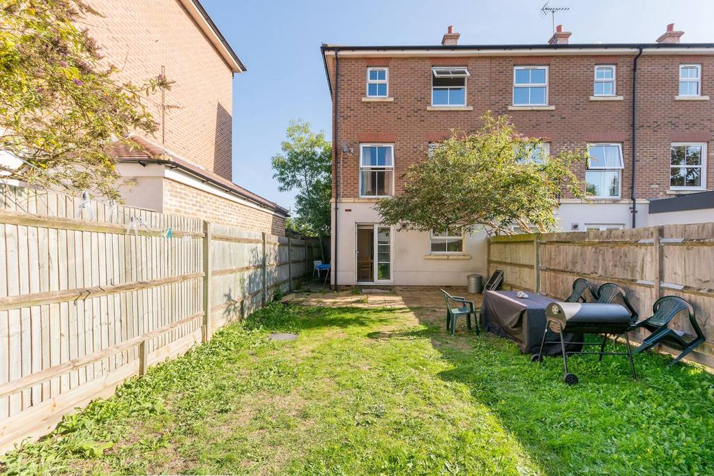 Boddington Gardens, Acton, London, W3 3 bed house £2,800 pcm (£646 pw)