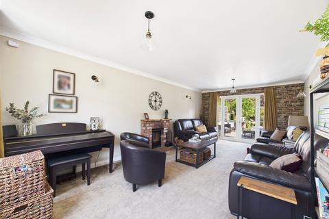 10 Romney Close, Gloucester, GL1 5NT