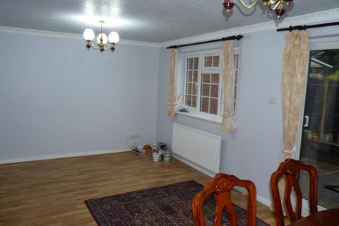 4 bedroom semi-detached house to rent, Aspen Drive, Wembley, HA0