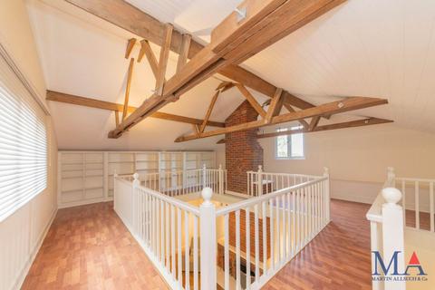 6 bedroom detached house to rent, Barnet Lane, Elstree