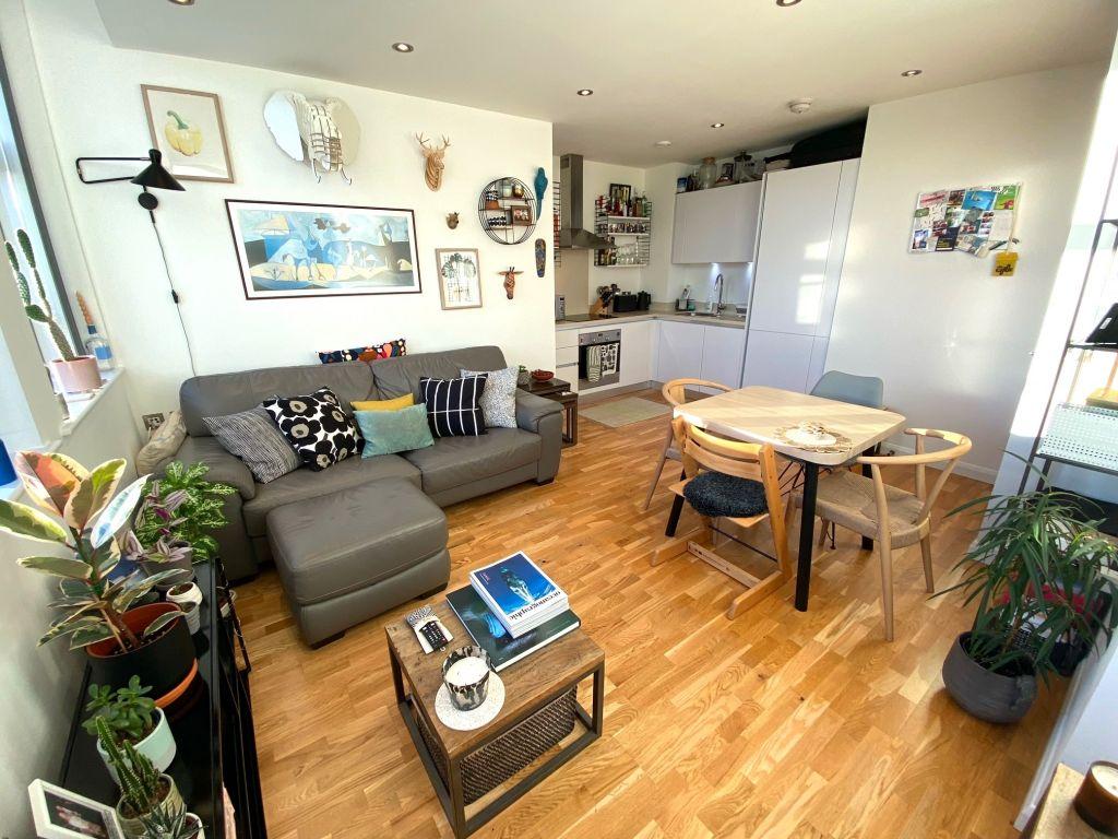 Norwich House, Streatham High Road... 1 bed flat £1,600 pcm (£369 pw)