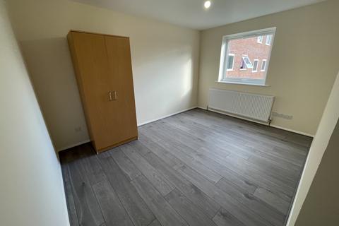 2 bedroom flat to rent - Huxley Clause, UB5