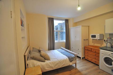 Studio to rent, Cheniston Gardens, Kensington, London, W8