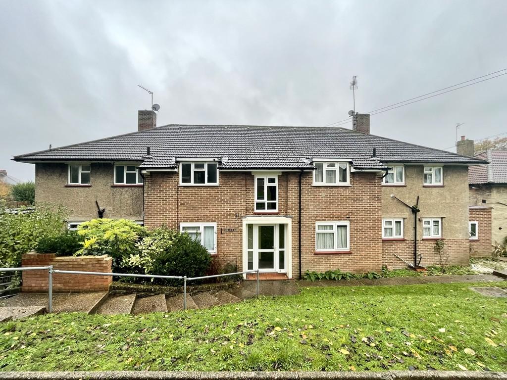 Lynwood Avenue, Coulsdon 2 bed apartment to rent £1,395 pcm (£322 pw)