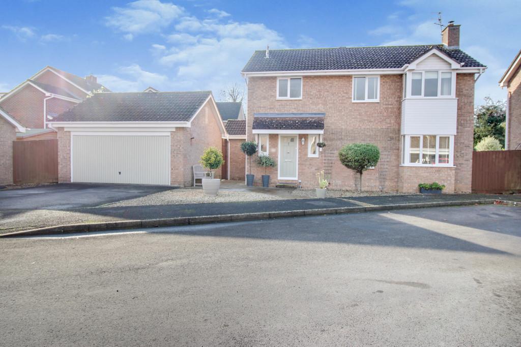 Cornflower Road, Haydon Wick, Swindon 4 bed detached house for sale £
