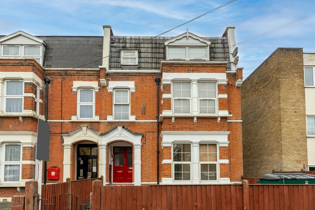 Teesdale Road, Leytonstone 2 bed apartment £1,600 pcm (£369 pw)