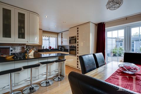 6 Robin Way, Chelmsford, CM2 8AS