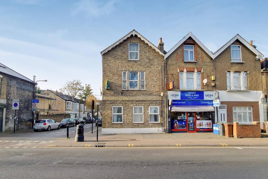 Markhouse Road, Walthamstow, London, E17 2 bed flat for sale - £275,000