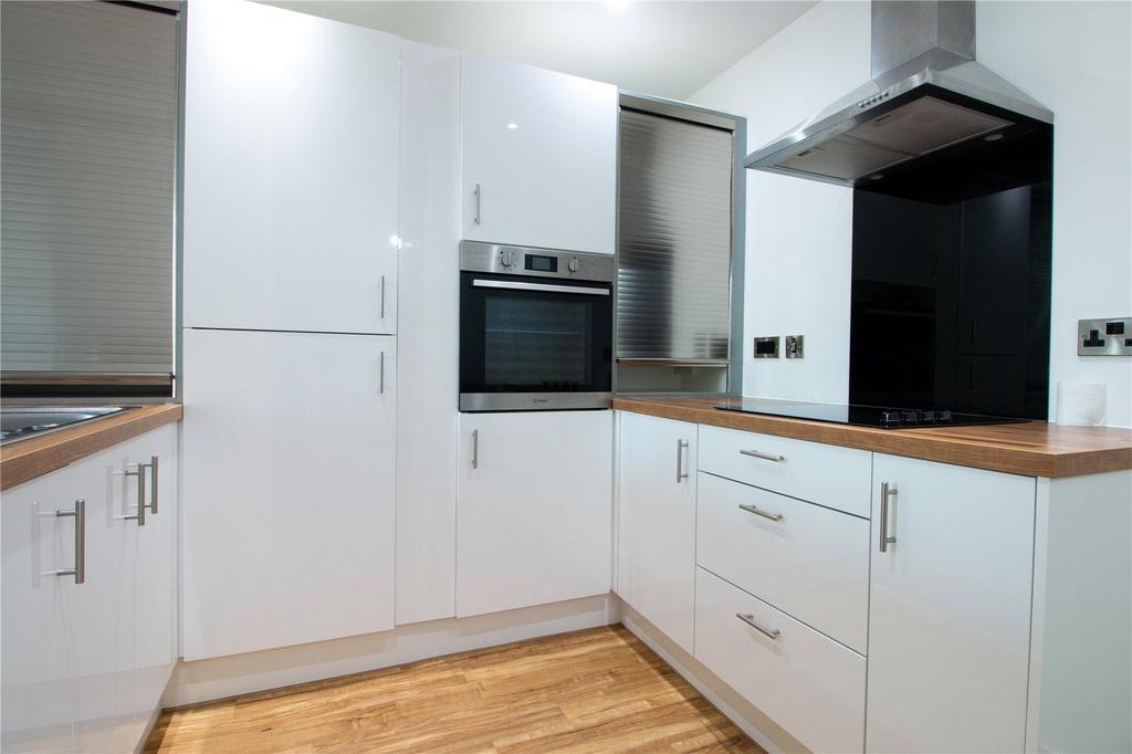 Media City, Michigan Point Tower A... 3 bed flat £1,450 pcm (£335 pw)