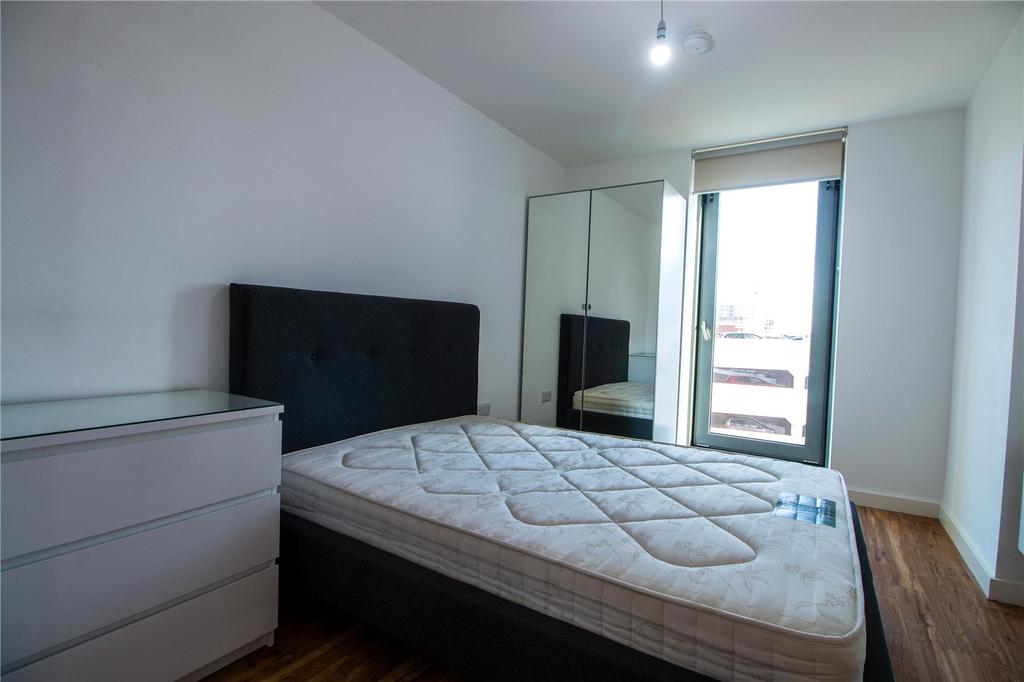 Media City, Michigan Point Tower A... 3 bed flat £1,450 pcm (£335 pw)