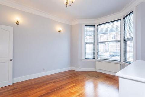 1 bedroom apartment to rent, Graveney Road, London SW17