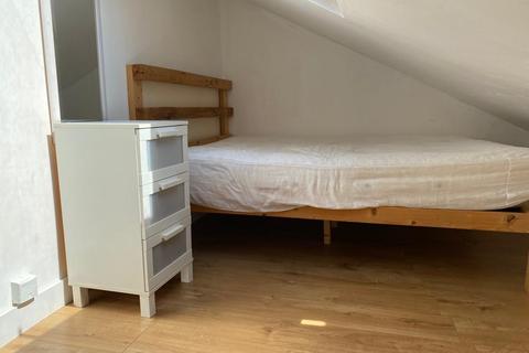1 bedroom in a flat share to rent - Dumont Road, London N16