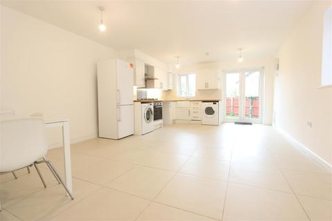 4 bedroom end of terrace house to rent - Foxmead Close, Enfield