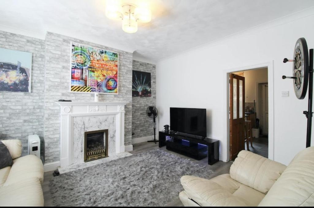 Counthill Road, Oldham 2 bed terraced house £105,000