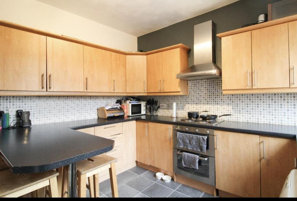 Counthill Road, Oldham 2 bed terraced house £105,000