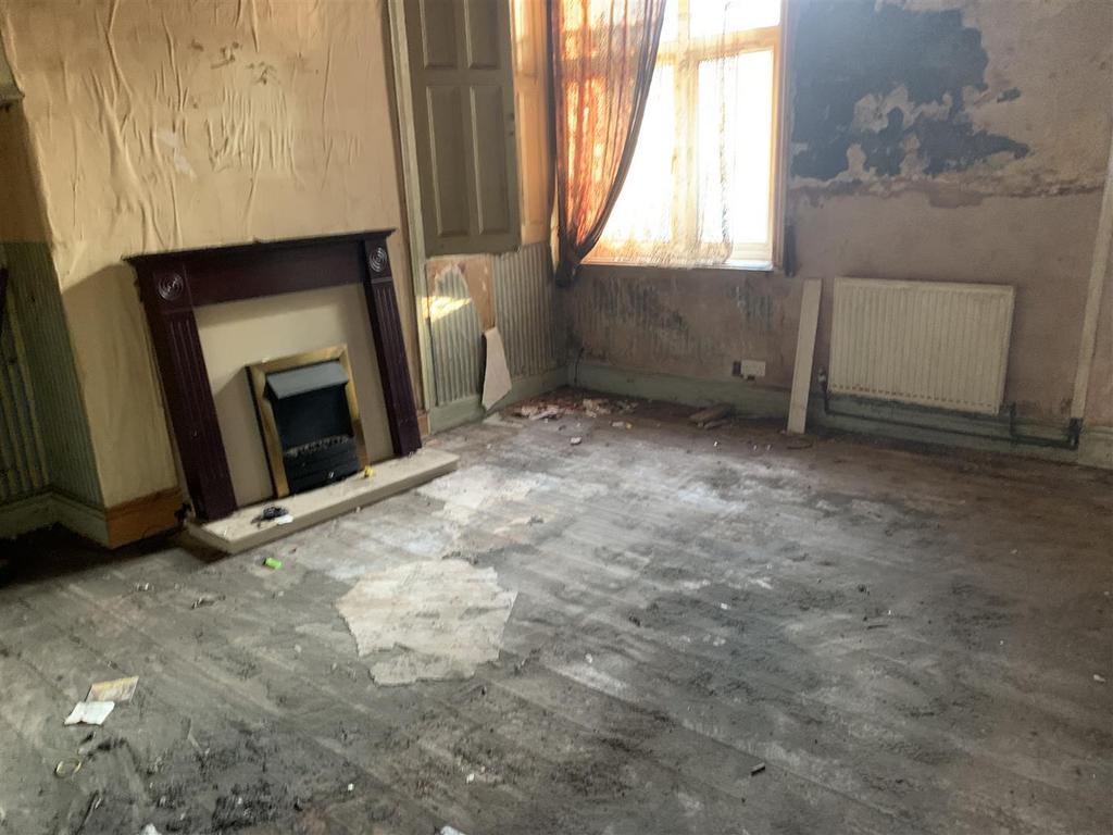 Brompton Street, Glodwick, Oldham 3 bed terraced house £115,000