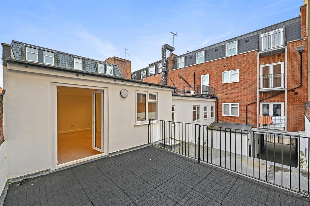 Crendon Street, High HP13 2 bed apartment £1,200 pcm (£277 pw)