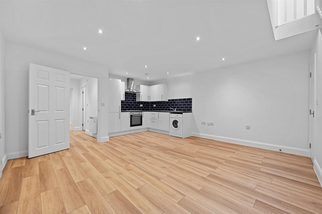 Crendon Street, High HP13 2 bed apartment £1,200 pcm (£277 pw)