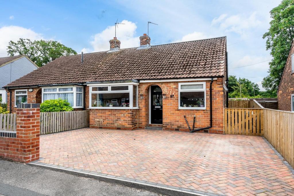 Maple Grove, Fulford, York, YO10 4EJ 2 bed bungalow £1,500 pcm (£346 pw)