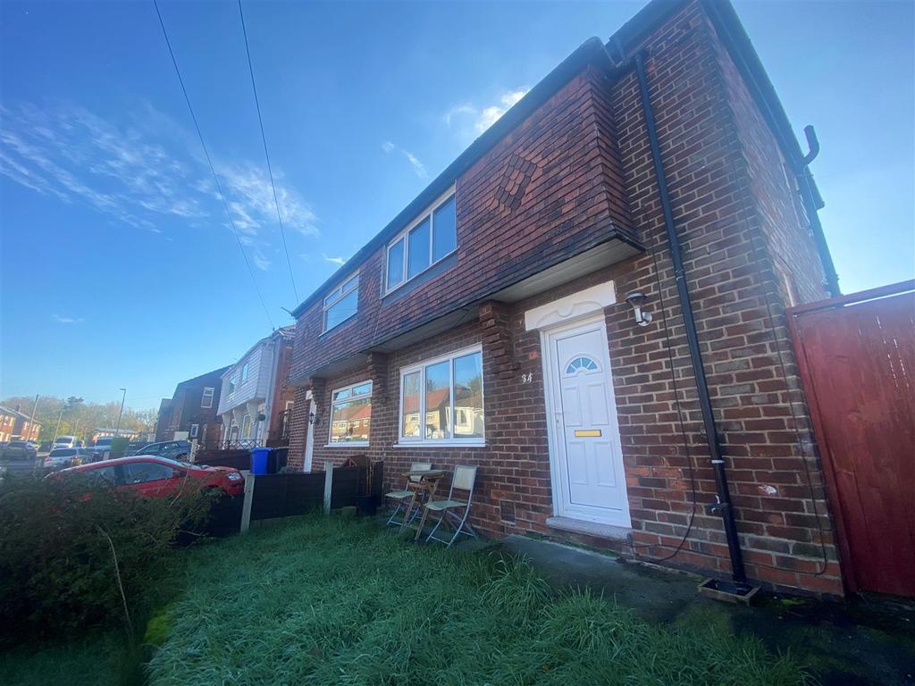 Parvet Avenue, Droylsden, Manchester 2 bed house £775 pcm (£179 pw)