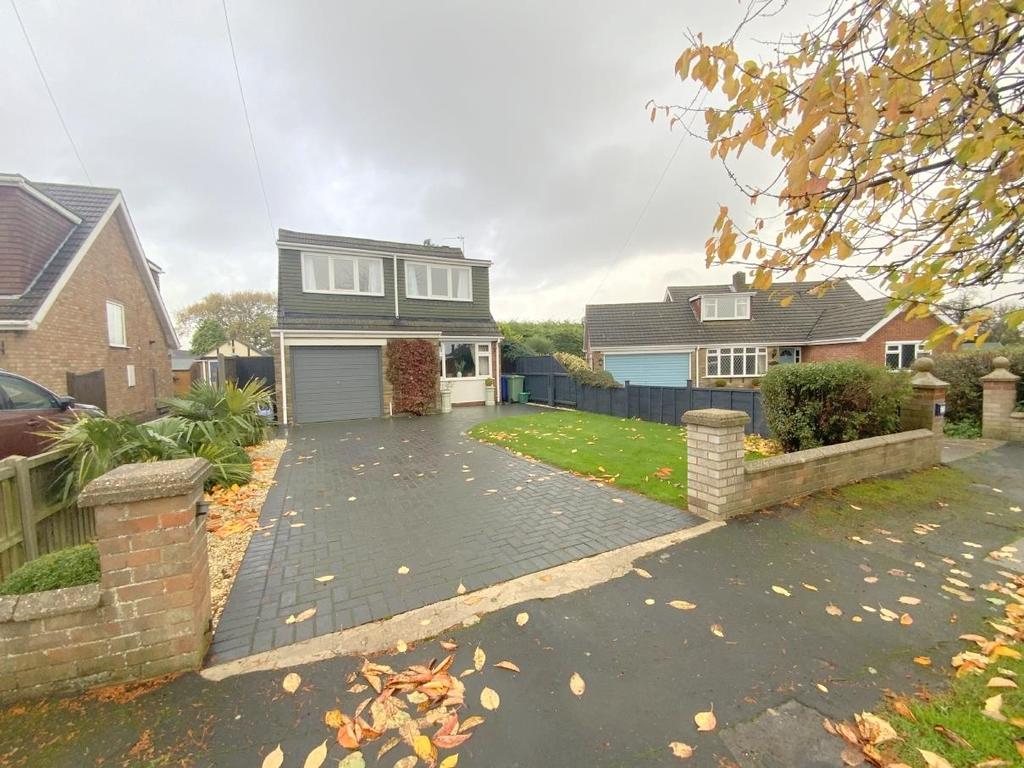 Woodfield Close, Humberston, Grimsby 3 bed detached house for sale £