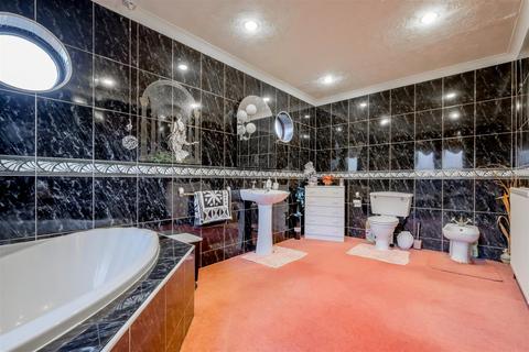 2 Birchroyd Close, Huddersfield, HD2 2ES