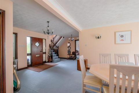 2 Birchroyd Close, Huddersfield, HD2 2ES