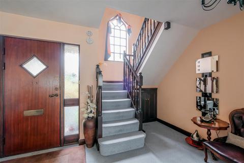 2 Birchroyd Close, Huddersfield, HD2 2ES