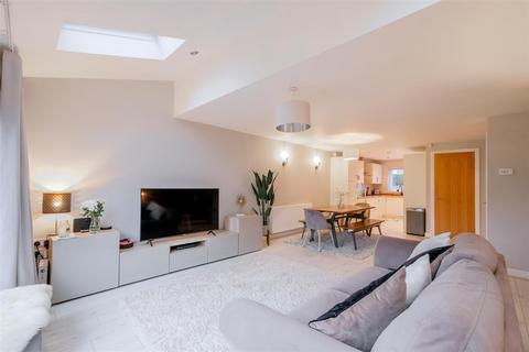 67 Common Road, Low Moor, Bradford, BD12 0TN