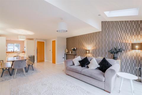 67 Common Road, Low Moor, Bradford, BD12 0TN