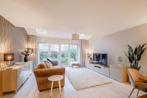 67 Common Road, Low Moor, Bradford, BD12 0TN