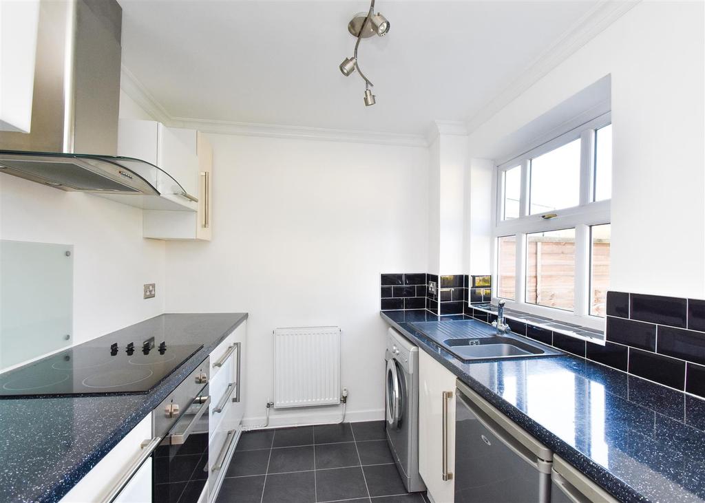 29 Halesworth Road, Pendeford 3 bed semidetached house £950 pcm (£