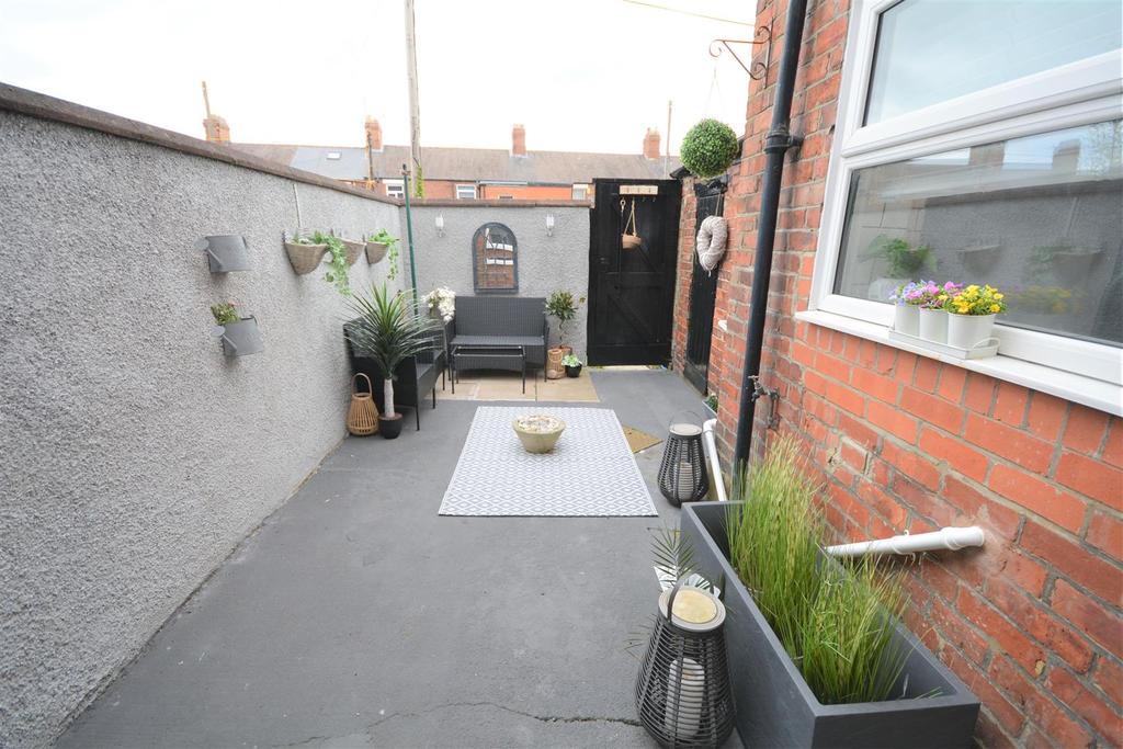 Salisbury Place, Auckland... 2 bed terraced house £600 pcm (£