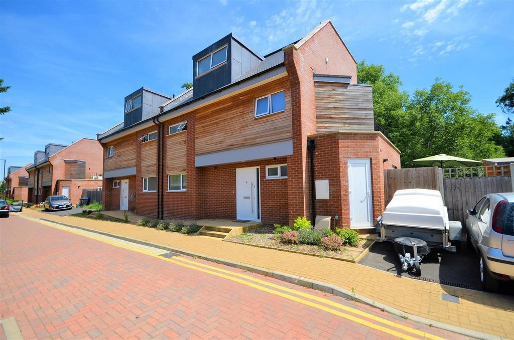 Waterside Close, Wembley, Middlesex, HA9 9PB 5 bed semidetached house