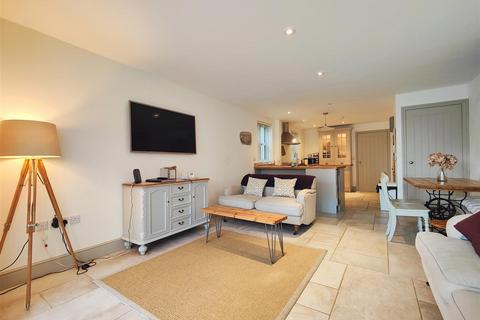 2 Will Phillips Yard, Newport, SA42 0TW