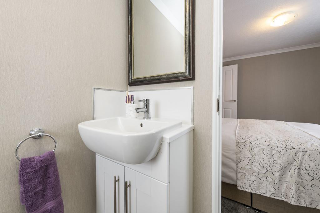 Omar-Regency-En-Suite-v2.jpg