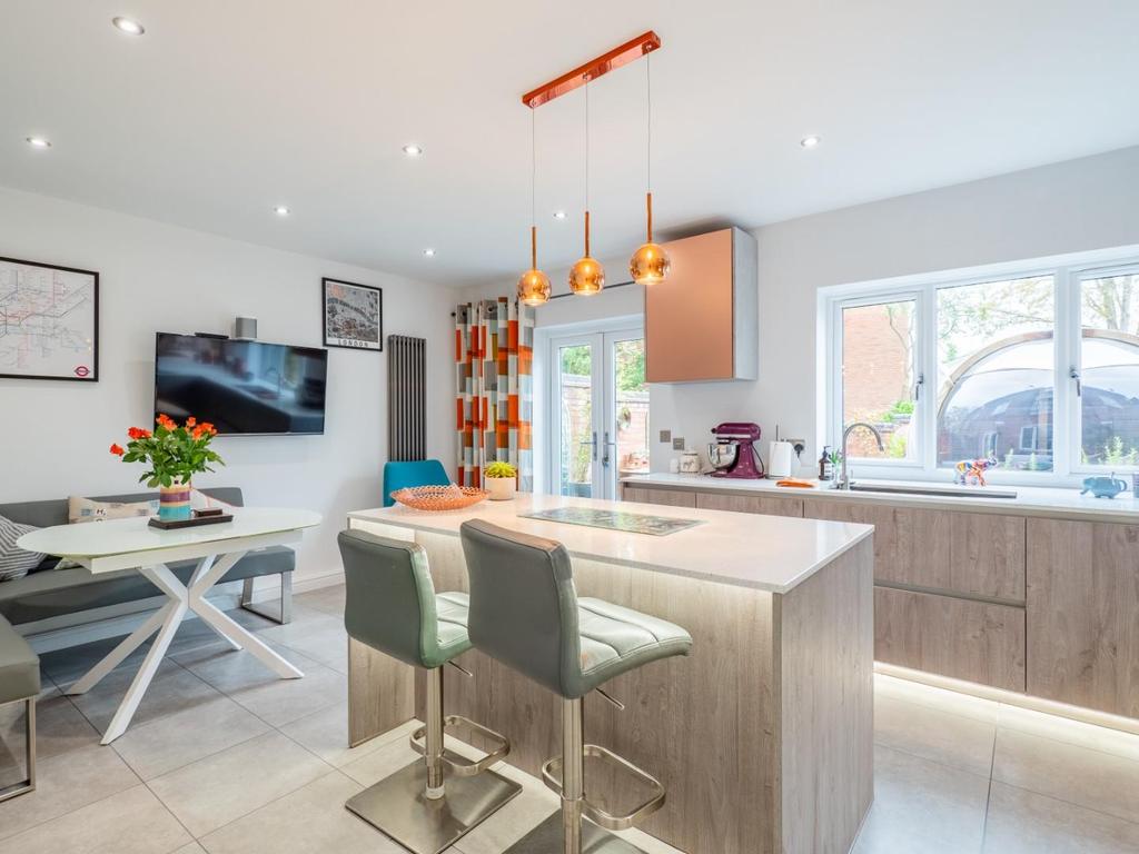 Superb re fitted living/dining kitchen