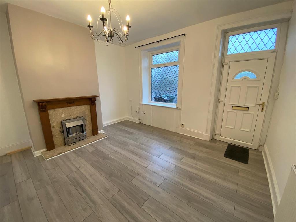 Ford Hill, Queensbury 2 bed terraced house £595 pcm (£137 pw)