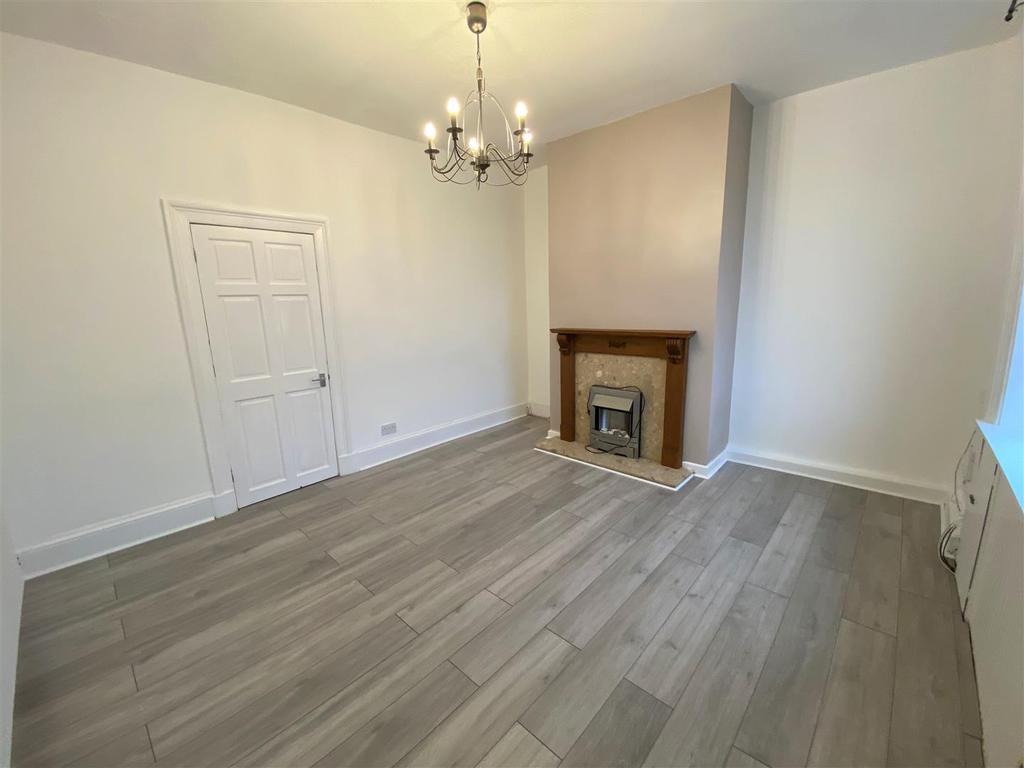 Ford Hill, Queensbury 2 bed terraced house £595 pcm (£137 pw)
