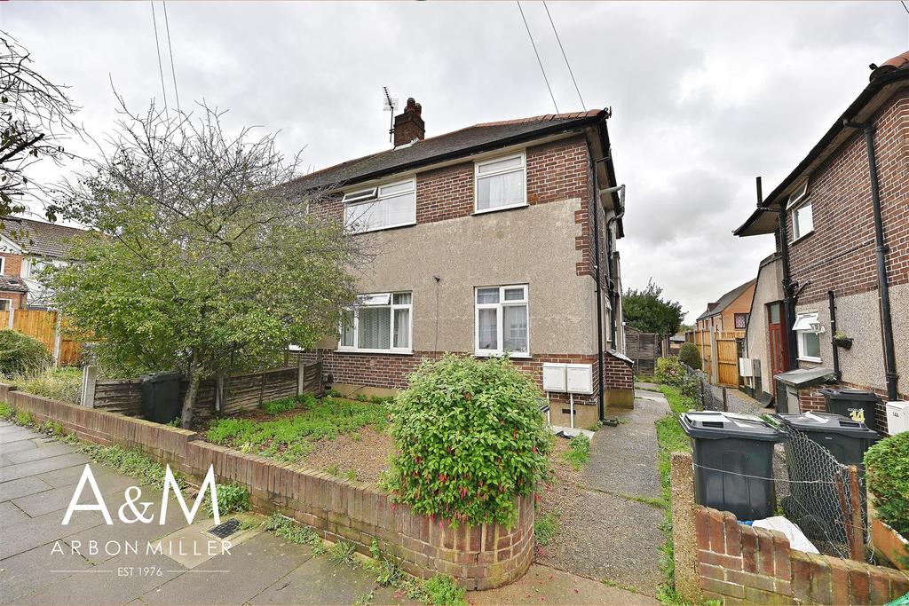 Dryden Close, Hainault 2 bed £295,000