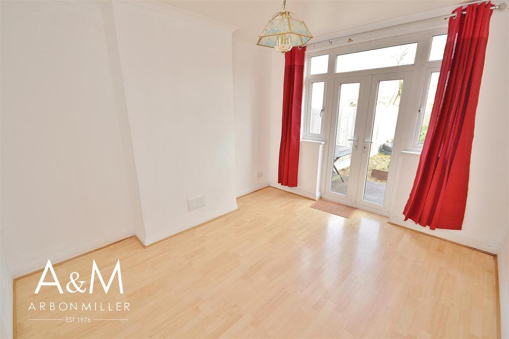 Dryden Close, Hainault 2 bed £295,000