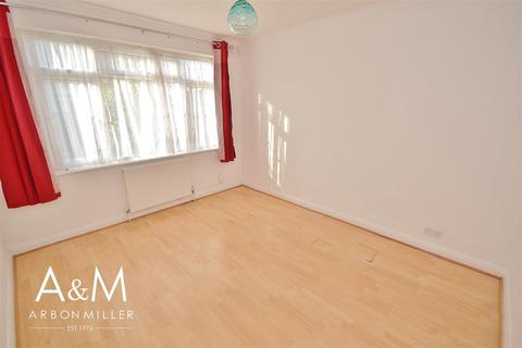 12 Dryden Close, Ilford, IG6 3EA