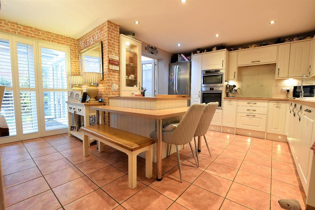 Wilkinson Way, Scunthorpe 4 bed detached house £275,000